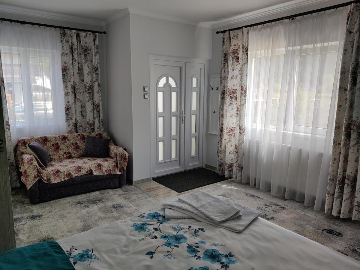 Hôtel Vizuina Lupului à Gura Humorului Extérieur photo